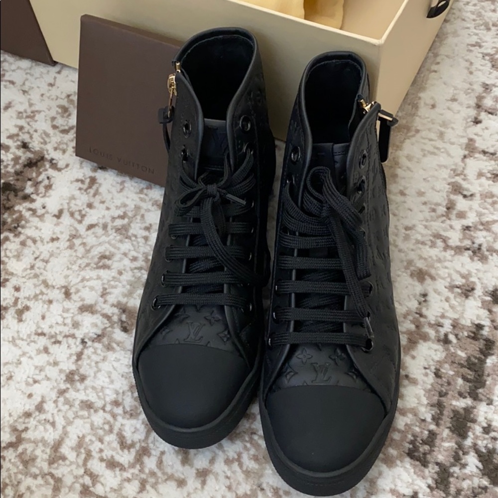 brand new -never been worn Louis Vuitton shoes! - Picture 2 of 6